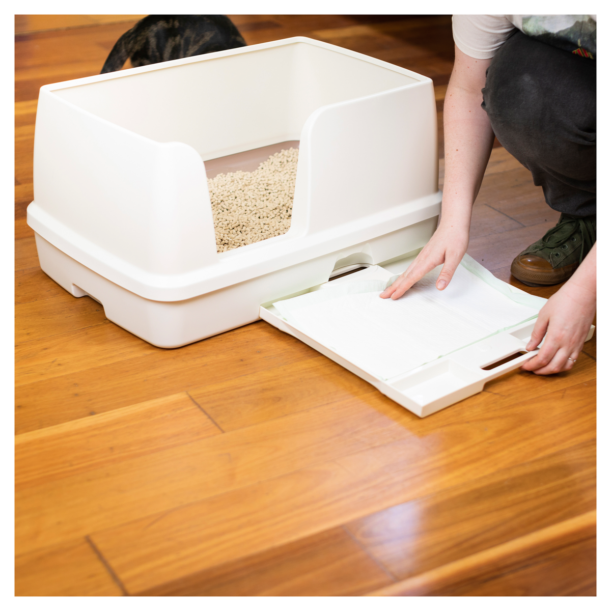 Person changing the absorbent pad in a white Ezi-LockOdour XL litter tray